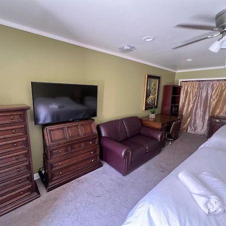 Huge Private Master Bedroom W Full Private Bathroom, Jacuzzi Bath & Tv, Wifi & Ac & Private Fridge & Private Room Entrance Carson Exterior photo