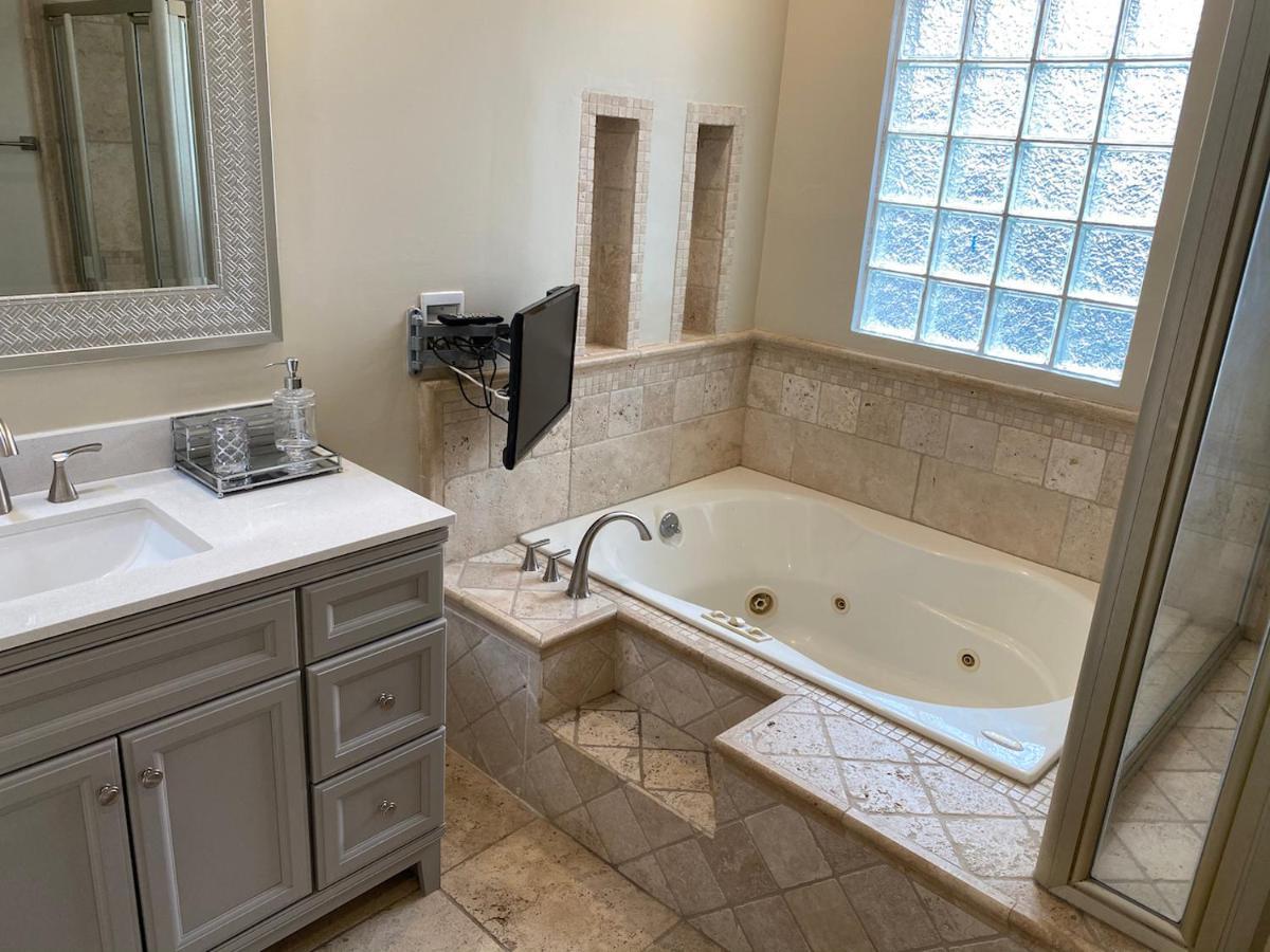 Huge Private Master Bedroom W Full Private Bathroom, Jacuzzi Bath & Tv, Wifi & Ac & Private Fridge & Private Room Entrance Carson Exterior photo