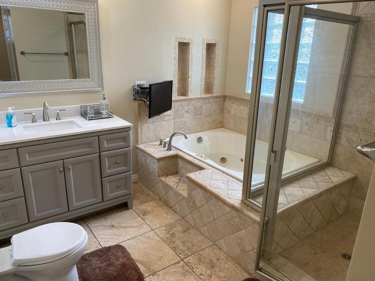 Huge Private Master Bedroom W Full Private Bathroom, Jacuzzi Bath & Tv, Wifi & Ac & Private Fridge & Private Room Entrance Carson Exterior photo
