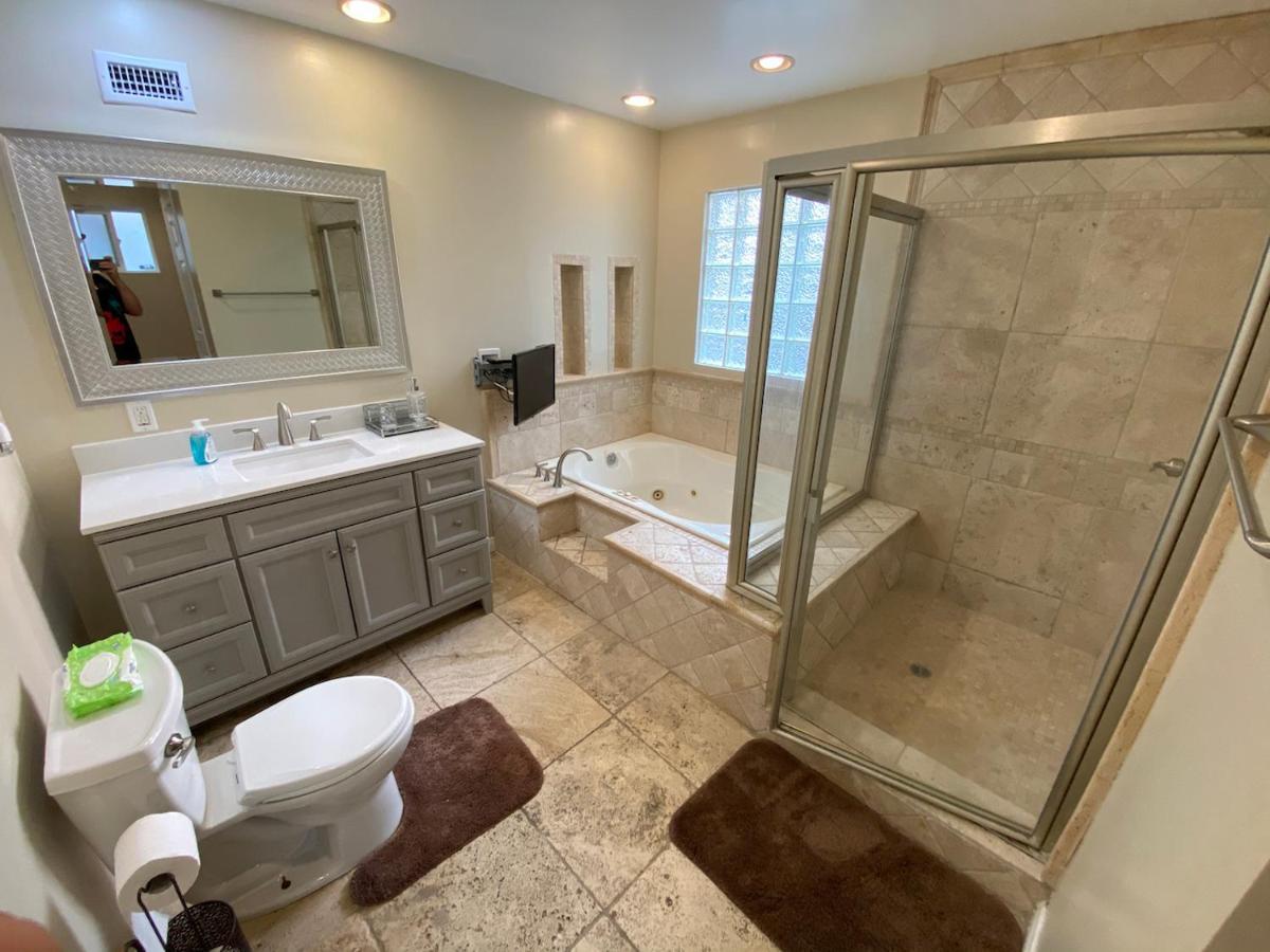 Huge Private Master Bedroom W Full Private Bathroom, Jacuzzi Bath & Tv, Wifi & Ac & Private Fridge & Private Room Entrance Carson Exterior photo