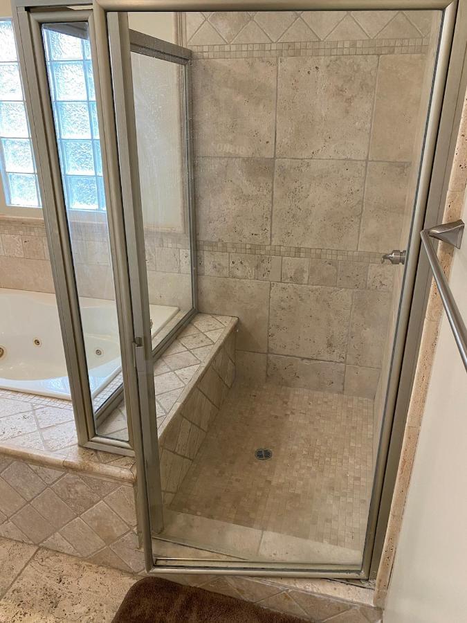 Huge Private Master Bedroom W Full Private Bathroom, Jacuzzi Bath & Tv, Wifi & Ac & Private Fridge & Private Room Entrance Carson Exterior photo