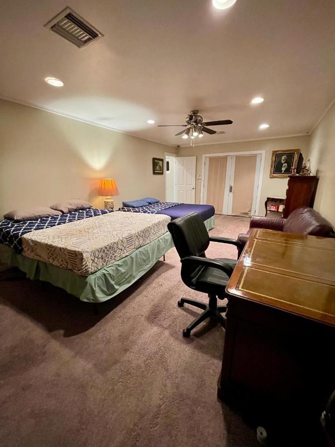 Huge Private Master Bedroom W Full Private Bathroom, Jacuzzi Bath & Tv, Wifi & Ac & Private Fridge & Private Room Entrance Carson Exterior photo