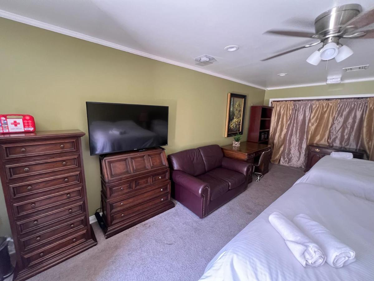 Huge Private Master Bedroom W Full Private Bathroom, Jacuzzi Bath & Tv, Wifi & Ac & Private Fridge & Private Room Entrance Carson Exterior photo